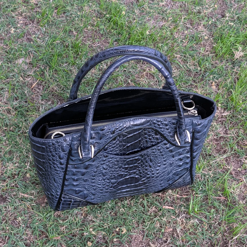 Chic Black Crocodile-Embossed Tote Bag - Picture 3 of 16